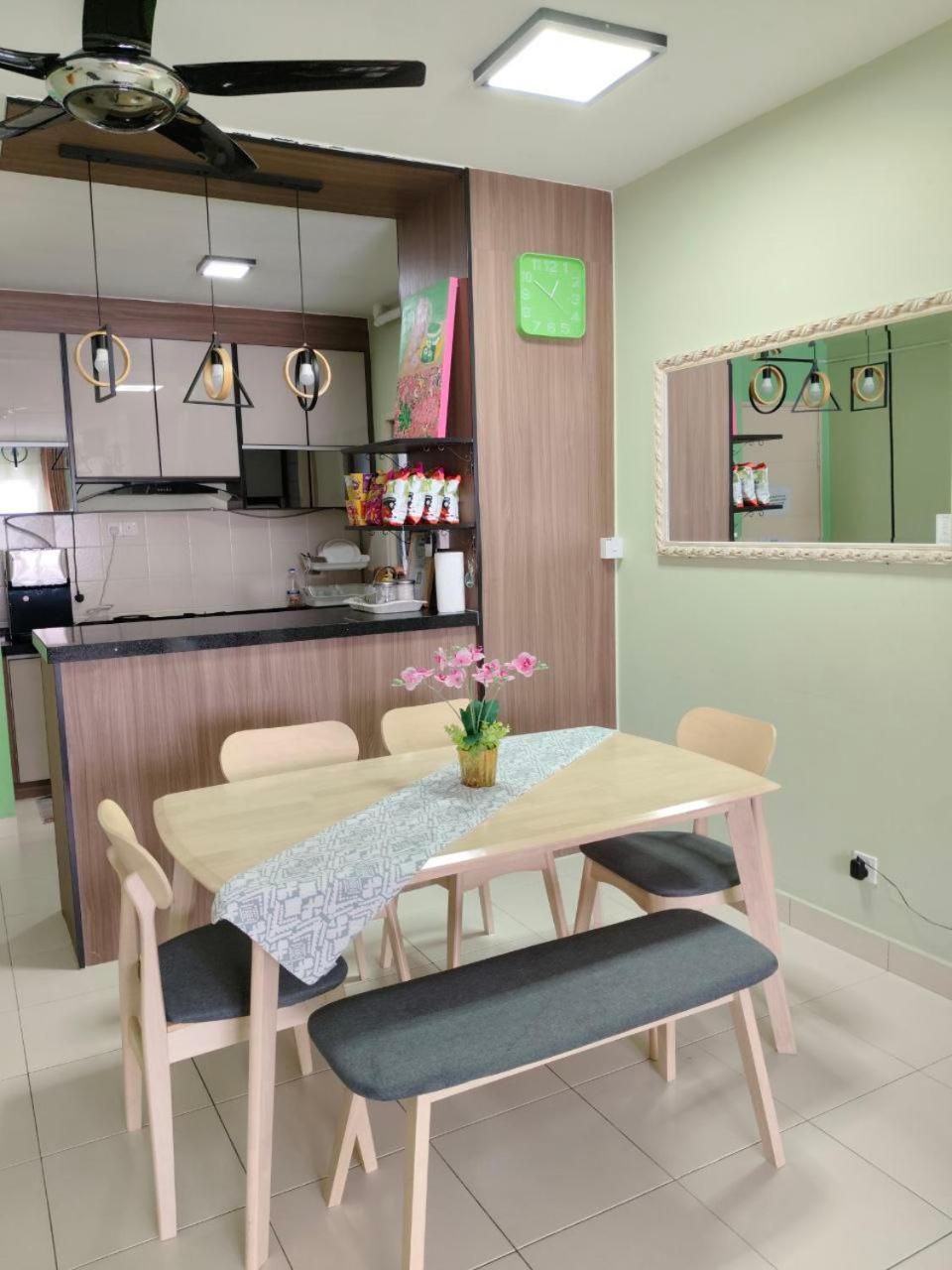 שאה אלאם Nena Homestay Setia Alam, Air Conditioned, High Speed Internet מראה חיצוני תמונה